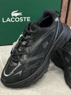 Lacoste - L003 Neo Shot 125 Sneakers - Zwart